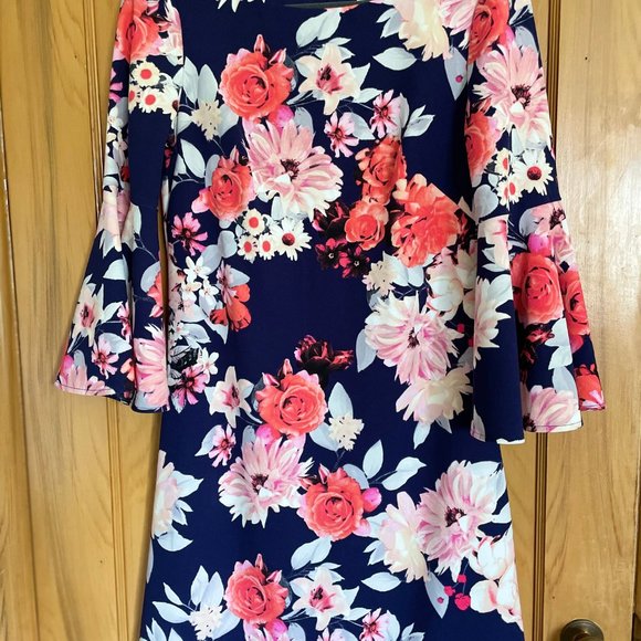 Mod Floral Bell Sleeved Dress - Picture 5 of 6